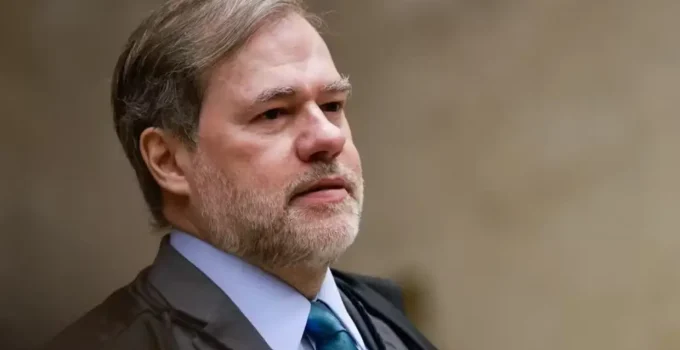 Senadores bolsonaristas pedem impeachment de Dias Toffoli no STF por atuação em caso Banco Master