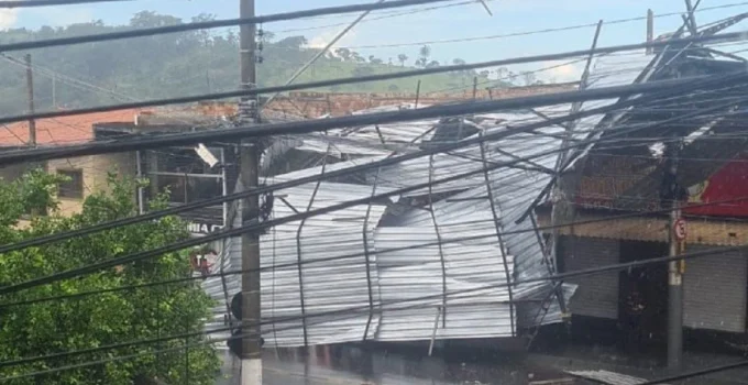 Temporal em Santa Luzia: Telhado de pizzaria é arrancado e árvores caem, bloqueando vias na Grande BH