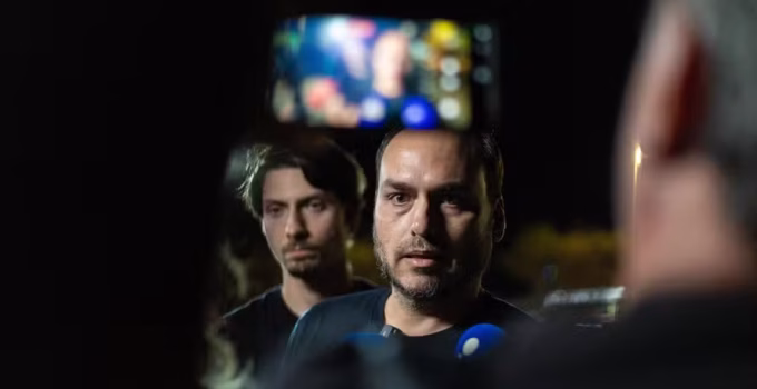 Carlos Bolsonaro critica Alexandre de Moraes e alega "maldade" em transferência do pai para presídio