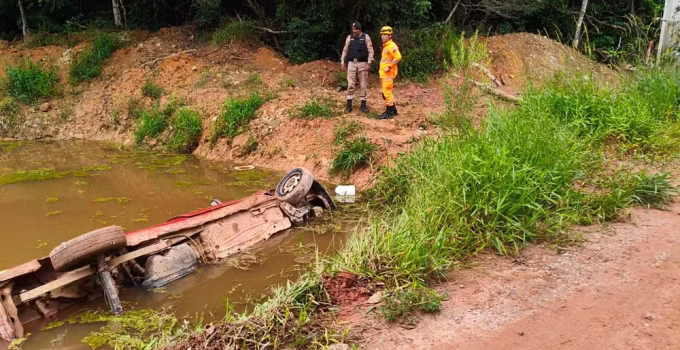Tragédia no Sul de Minas: Homem de 69 anos morre após carro cair em represa em Bueno Brandão; outros acidentes deixam mortos e feridos
