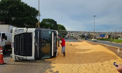 Caminhão de milho tomba e interdita acesso crucial no Anel Rodoviário de BH, causando transtornos no trânsito