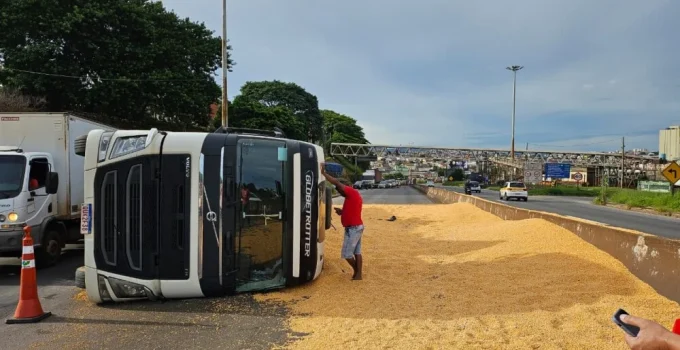 Caminhão de milho tomba e interdita acesso crucial no Anel Rodoviário de BH, causando transtornos no trânsito