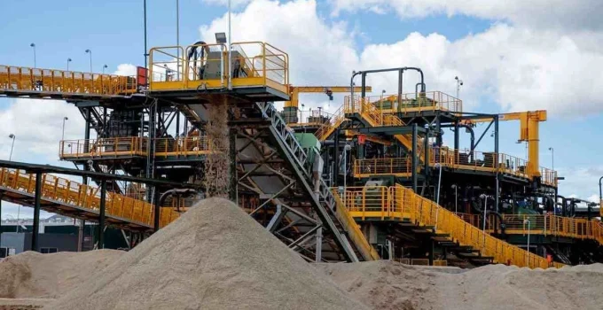 ANM envia fiscais a Minas após interdição de pilhas de rejeitos da Sigma Lithium pelo Ministério do Trabalho