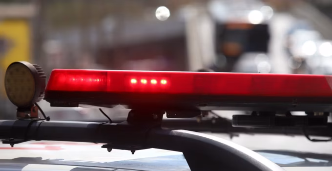 Bebê de 3 meses e irmãos são resgatados após serem abandonados pela mãe em casa precária na Oeste de BH