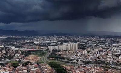 Alerta de Chuvas Fortes em BH: Defesa Civil Pede Atenção Máxima para Pancadas, Ventos e Raios Neste Sábado