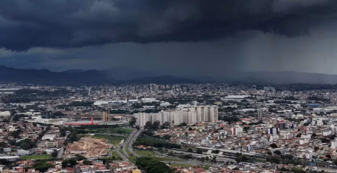 Alerta de Chuvas Fortes em BH: Defesa Civil Pede Atenção Máxima para Pancadas, Ventos e Raios Neste Sábado
