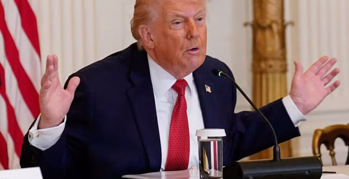 Casa Branca ameaçou processar a CBS por exibição de entrevista de Trump sem cortes, diz jornal