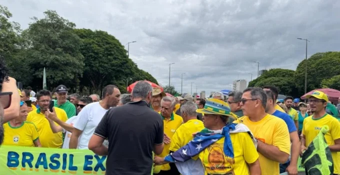 Izalci Lucas defende ruas para pressionar derrubada de veto à dosimetria penal