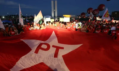 PT lidera crescimento de filiações em 2025, enquanto partidos encolhem antes de 2026