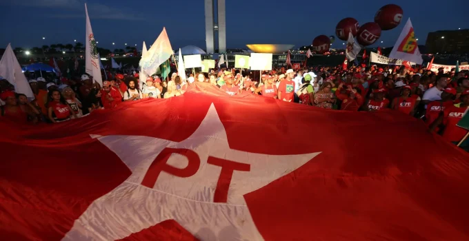 PT lidera crescimento de filiações em 2025, enquanto partidos encolhem antes de 2026