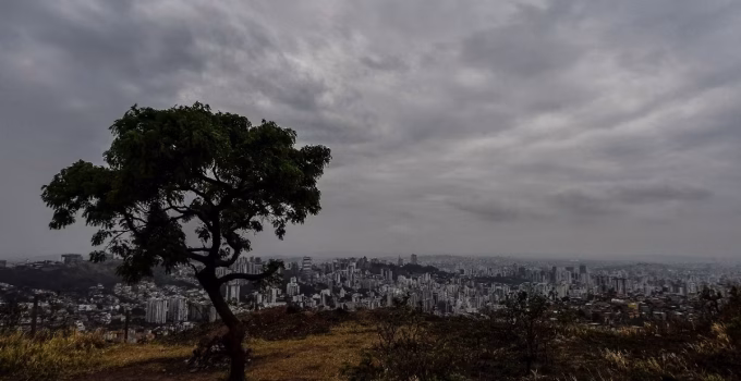Semana em BH: Chuvas e frio marcam o início, com previsão de melhora para o fim de semana
