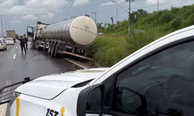 Motorista embriagado perde controle de carreta carregada de leite e cai em vala no Anel Rodoviário de BH