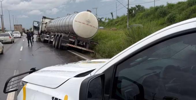 Motorista embriagado perde controle de carreta carregada de leite e cai em vala no Anel Rodoviário de BH