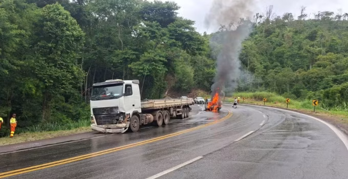 Tragédia na BR-381: Colisão entre carreta e carro deixa dois mortos e interdita pista em João Monlevade