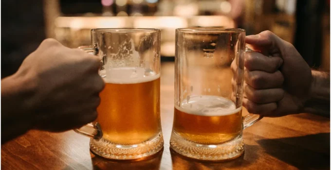 Cerveja em BH: Preços disparam em 2026, com alta de até 13,71% em marcas populares e variação de 161% entre estabelecimentos