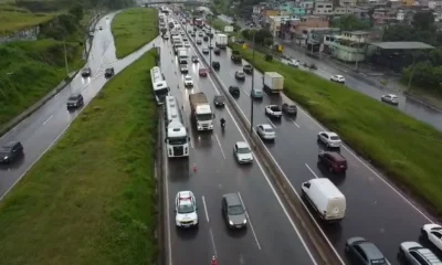 Motorista embriagado causa acidente com carreta no Anel Rodoviário de BH e é preso; carga de leite é transbordada
