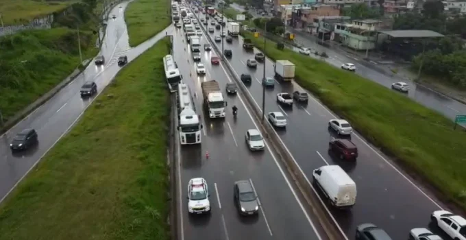 Motorista embriagado causa acidente com carreta no Anel Rodoviário de BH e é preso; carga de leite é transbordada