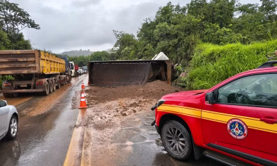 Carreta com terra tomba e interdita BR-381 na Grande BH, deixando motorista ferido