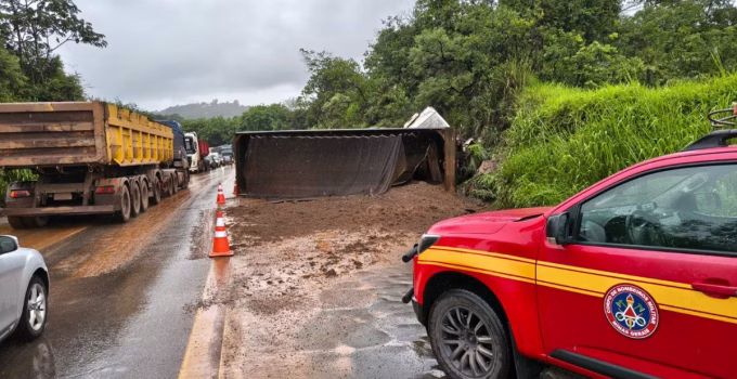 Carreta com terra tomba e interdita BR-381 na Grande BH, deixando motorista ferido