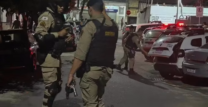 PM de Minas Gerais intercepta comboio com 12 ex-detentos e apreende armas em rota para Muriaé