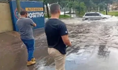 Chuva em Patos de Minas: Moradores 'pescam' em ruas alagadas e alertam para problema crônico
