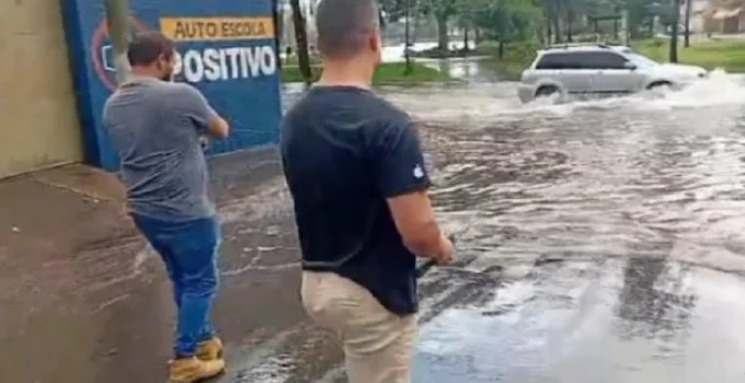 Chuva em Patos de Minas: Moradores 'pescam' em ruas alagadas e alertam para problema crônico