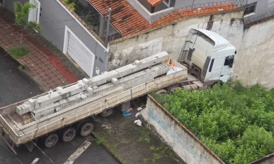 Caminhão desgovernado invade lote no Santa Lúcia, Região Centro-Sul de BH; trânsito é afetado