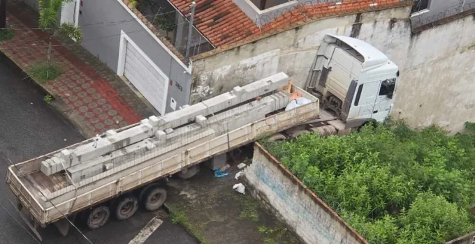 Caminhão desgovernado invade lote no Santa Lúcia, Região Centro-Sul de BH; trânsito é afetado