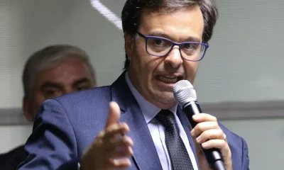 Ex-ministro de Bolsonaro deixa o PL após disputa interna e reafirma alinhamento com o ex-presidente