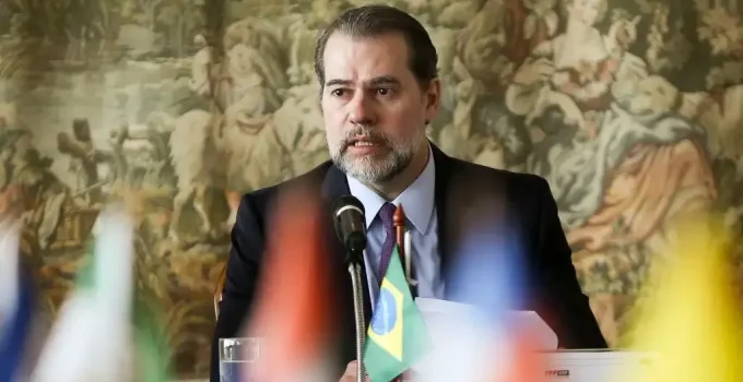Oposição intensifica ataques a Dias Toffoli com pedidos de impeachment e investigações
