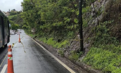 MG-356: Faixa da direita interditada em BH por risco iminente de rolamento de pedras