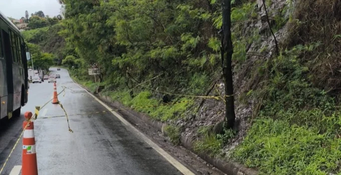 MG-356: Faixa da direita interditada em BH por risco iminente de rolamento de pedras