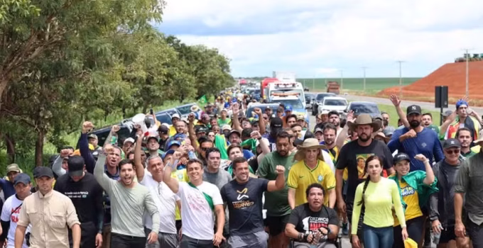 Caminhada de Nikolas Ferreira a Brasília completa seis dias sob alertas da PRF e com participantes relatando lesões