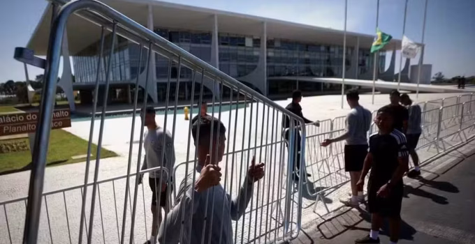 GSI reforça segurança no Planalto com grades antes de ato convocado por Nikolas Ferreira