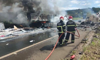 Batida entre carretas causa explosão e deixa dois mortos na BR-365, em Patos de Minas