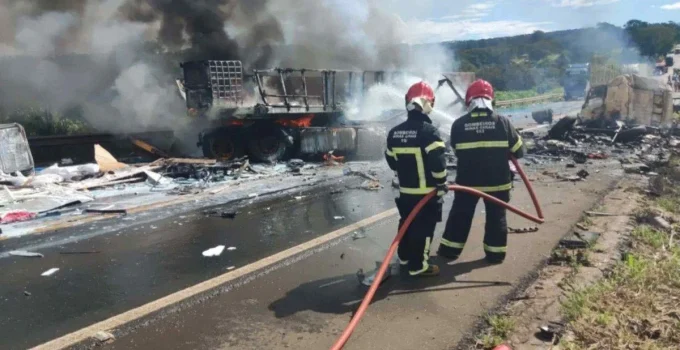 Batida entre carretas causa explosão e deixa dois mortos na BR-365, em Patos de Minas