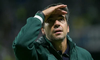 Abel Ferreira critica falta de ousadia do Palmeiras e ironiza arbitragem após derrota na final da Libertadores