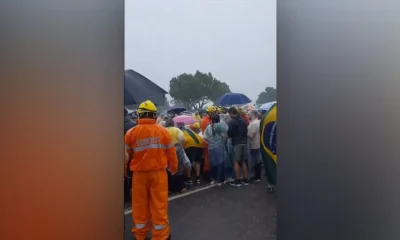 Raio atinge apoiadores de Nikolas Ferreira em Brasília durante ato em meio a forte chuva