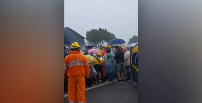 Raio atinge apoiadores de Nikolas Ferreira em Brasília durante ato em meio a forte chuva