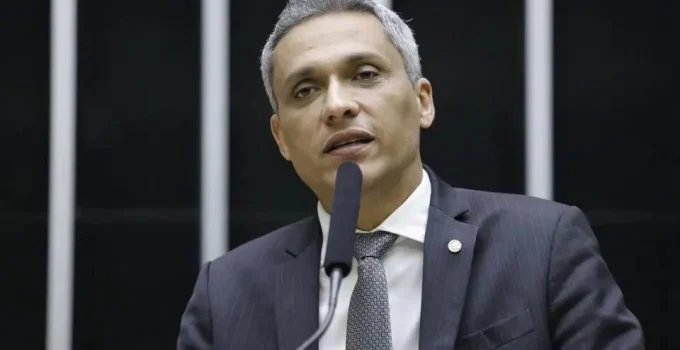 Deputado Gayer é denunciado no STF por médica que ironizou morte de ativista conservador americano