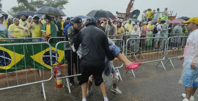 Raio atinge manifestantes após caminhada de Nikolas Ferreira; parlamentares de esquerda criticam deputado