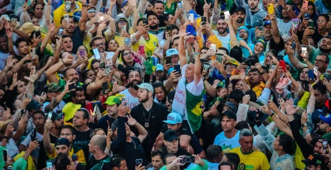 Nikolas Ferreira encerra caminhada em Brasília com críticas ao STF e sem menção a feridos por raio