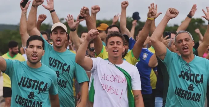 Nikolas Ferreira Conclui Caminhada de Minas a Brasília com Críticas a Alexandre de Moraes