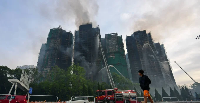 Incêndio em prédio residencial em Hong Kong: Corpos são encontrados em telhados e número de mortos chega a 146