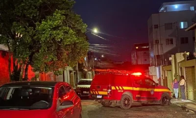Incêndio de Grandes Proporções Destrói Residência no Bairro Caiçaras, Região Noroeste de BH; Bombeiros Isolam Imóvel