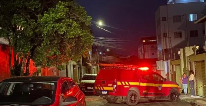 Incêndio de Grandes Proporções Destrói Residência no Bairro Caiçaras, Região Noroeste de BH; Bombeiros Isolam Imóvel