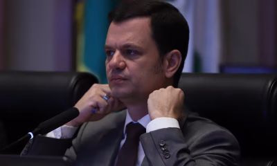 Ronaldo Caiado deixa União Brasil e se filia ao PSD visando candidatura presidencial