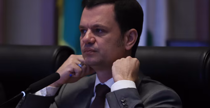 Ronaldo Caiado deixa União Brasil e se filia ao PSD visando candidatura presidencial