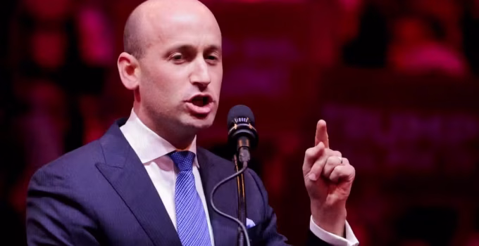 Conselheiro de Trump admite falha de protocolo em morte de enfermeiro por agentes de imigração