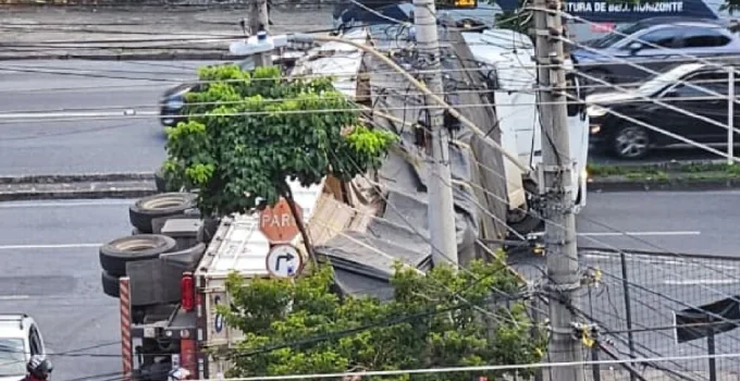 Caminhão Tomba na Avenida Amazonas e Causa Grande Congestionamento na Região Oeste de BH